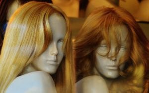 Estudiantes de Cosmetología Triplican el Suministro de Pelucas para Pacientes con Cáncer