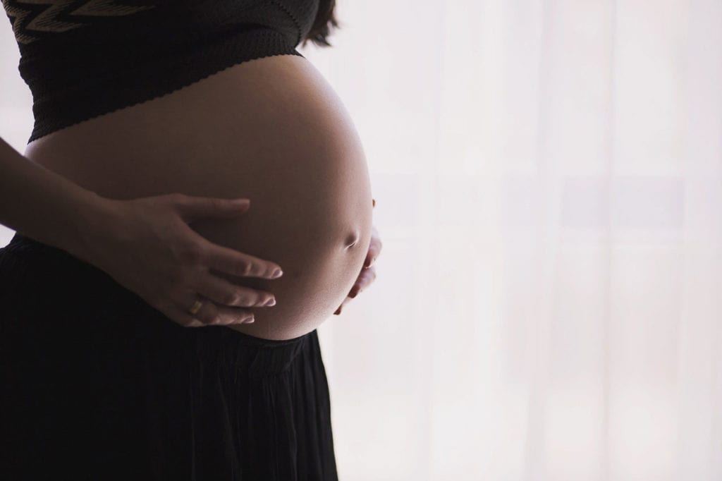 Mamá del Reino Unido se Somete a una Exitosa Cirugía de Reparación Fetal para Espina Bífida