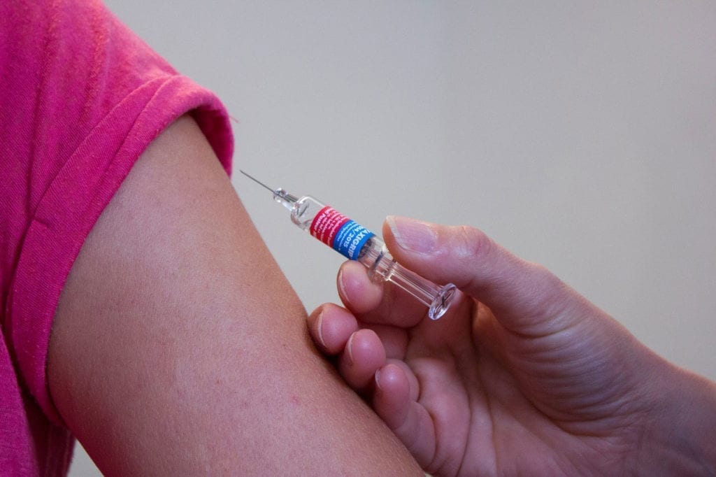 Molly Ringwald Se Une a la Campaña para la Vacuna Contra la Meningitis